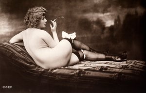 Retrato de uma jovem mulher posando nua, de costas, enquanto fuma um cigarro de Unknown photographer