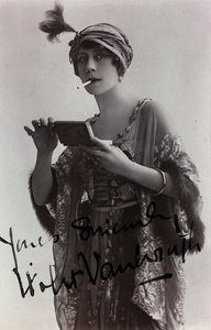 Retrato da atriz inglesa Violet Vanbrugh, cartão postal de Unknown photographer