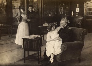 Retrato da atriz Cecyl Tryan no cenário do filme "Spirale della morte", de 1918 de Unknown photographer