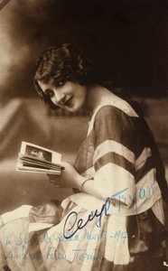 Retrato da atriz Cecyl Tryan no cenário do filme "Spirale della morte", de 1918 de Unknown photographer