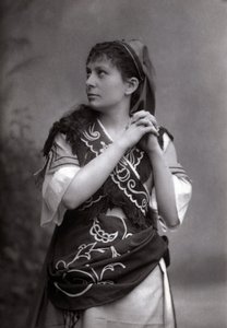 Retrato da soprano Elisabeth Janvier em "Le Tribut de Zamora", de Charles Gounod, em 1881. de Unknown photographer