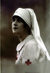 Enfermeira da Cruz Vermelha, Primeira Guerra Mundial (foto colorida à mão) de Unknown photographer