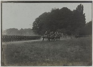 Revista de 14 de julho, desfile da escola de Saint-Cyr, Paris, c.1900 (fotografia a preto e branco) de Unknown photographer
