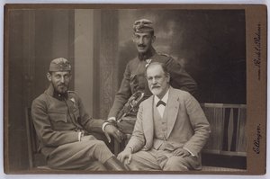Sigmund Freud com os seus filhos, Ernst e Martin, envergando uniformes militares, c.1916 (fotografia a preto e branco) de Unknown photographer