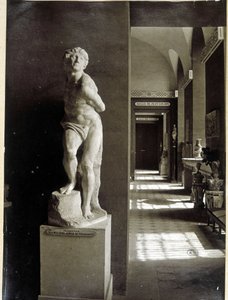 O Louvre e "O Prisioneiro" de Michelangelo Buonarroti este Michel Ange (Michelangelo ou Michelangelo