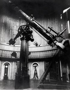 O telescópio Schmidt, de Giovanni Virginio Schiaparelli (1835-1910) astrofísico em Brera (Milão). Ele observou configurações rectilíneas no planeta Marte, chamando-as de canais marcianos (canali). de Unknown photographer