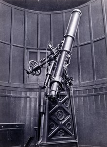 O telescópio de Giovanni Virginio Schiaparelli (1835-1910) astrofísico em Brera (Milão). Ele observou configurações rectilíneas no planeta Marte, chamando-as de canais marcianos (canali). de Unknown photographer