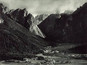 A cidade de Dobbiaco nas Dolomitas de Unknown photographer
