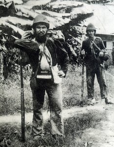 Dois soldados da zona rural de Tonkin em 1883. de Unknown photographer