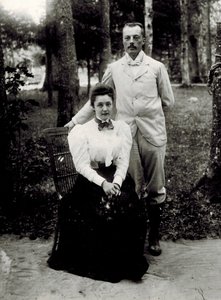 Vladimir Dmitrievich Nabokov (1870-1922) e Elena Ivanovna Rukavishnikova (1876-1939), Anónima. Fotografia, ca 1896, Museu de Estudos Regionais, Rozhdestveno de Unknown photographer