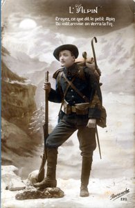 Postal da I Guerra Mundial, caçador alpino. "Acreditem no que diz o pequeno alpino, o militarismo verá o fim." (foto) de Unknown photographer