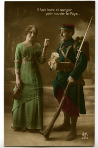 Guerra 1914 - 1918 (14-18): postal da época mostrando um soldado francês com uniforme azul (horizonte azul) a receber o pão e o vinho trazidos por uma jovem: beber e comer para salvar o país - comida - de Unknown photographer