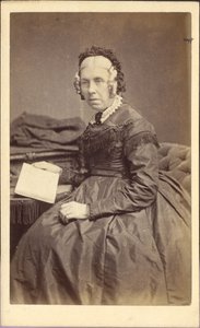 Mulher com um livro, cerca de 1860 (fotografia) de Unknown photographer