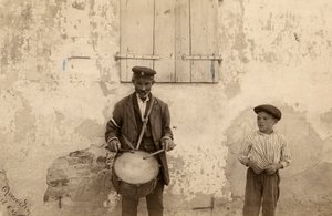 leiloeiro e criança de Unknown photographer