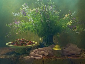 Natureza morta com flores escuras e cerejas