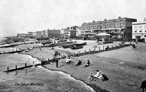A praia em Worthing, West Sussex, 1917. de Valentine and Sons Publishing Co