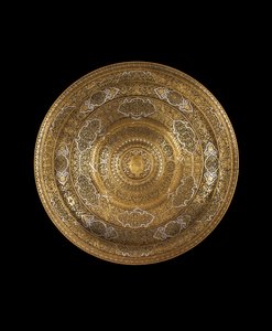 Prato de bronze gravado de alto estanho incrustado com prata, no centro um brasão, 1530-c.1550