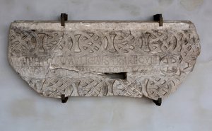 Pedra com inscrição e decorações (foto)