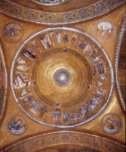 Vista da cúpula com mosaicos sobre um fundo dourado (estilo românico e bizantino) ilustrando a vida de Abraão. Nos pingentes, os profetas Daniel, Jeremias, Isaías e Ezequiel.1240-1250. Basílica de São Marcos (Basílica de São Marcos) Veneza