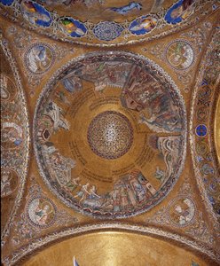 Vista da cúpula com mosaicos sobre um fundo dourado (estilo românico e bizantino) ilustrando a vida de Moisés. Nos pingentes, os quatro profetas Salomão, David, Zacarias, Malaquias. O início do século XIII. Basílica de São Marco (Basílica de