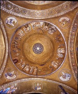 Vista da cúpula com mosaicos em fundo dourado