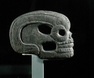 Cabeça de Machado Votivo, período clássico tardio (pedra)