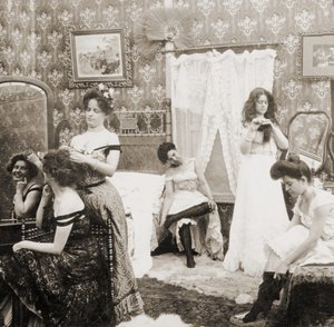 &39;Dressing for the Ball&39;, c.1900 (foto em sépia) (ver também 473245) de Vermont, USA H.C. White Company
