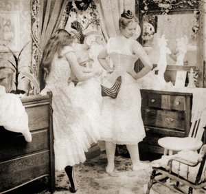 &39;Reduzindo o Excedente&39;, cartão estereoscópico mostrando uma jovem sendo atada a um espartilho, c.1900 (foto sépia) (ver também 473247) de Vermont, USA H.C. White Company