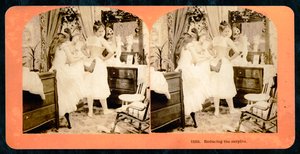 &39;Reduzindo o Excedente&39;, cartão estereoscópico mostrando uma jovem sendo atada a um espartilho, c.1900 (foto sépia) (veja também 473248) de Vermont, USA H.C. White Company