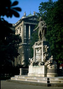 Monumento em homenagem ao compositor austríaco Wolfgang Amadeus Mozart (1756-1791). Escultura de Victor Tilgner (1844-1896) 1896. Viena, Burggarten, Áustria de Victor Tilgner