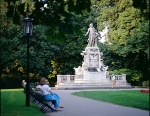 Monumento a Mozart, construído em 1896, Burggarten (foto) de Victor Tilgner