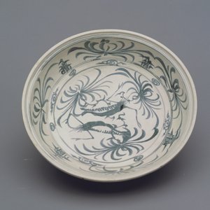 Prato com cena aquática, dinastia de Li, tarde 15º a começo de 16º século (porcelana)