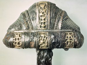 Detalhe de um punho de espada com decoração estampada (latão e ferro) de Viking