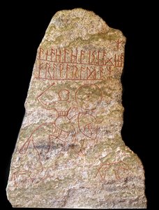 Uma estela com inscrições rúnicas representando um cavaleiro Viking com um cão (pedra)