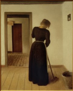 Interior com uma jovem mulher varrendo