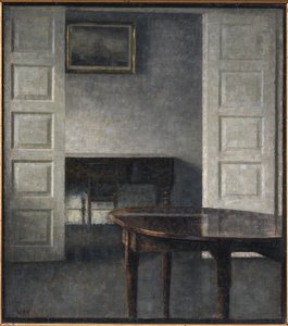 Quarto. As portas de batente estão abertas para um quarto atrás com um piano fechado de Vilhelm Hammershøi