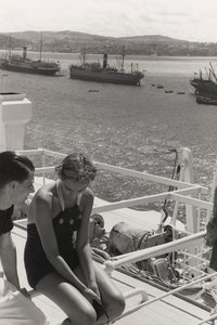 Um casal a bordo do navio de cruzeiro "Oceania", do álbum "At the Edge of Oceania 28th July to 10th August 1935 de Vincenzo Balocchi