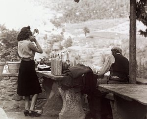 Pessoas durante um piquenique, c.1955-60 (fotografia a preto e branco) de Vincenzo Balocchi