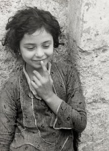Retrato de uma criança, do "Aegean Cruise - Zara, Athens, Rhodes and Tripoli Album", maio de 1934 (fotografia a preto e branco) de Vincenzo Balocchi