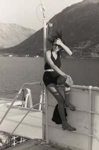 Retrato de uma mulher a bordo de um navio de cruzeiro, do álbum "Corfu, Atenas e a Baía de Kotor de Vincenzo Balocchi