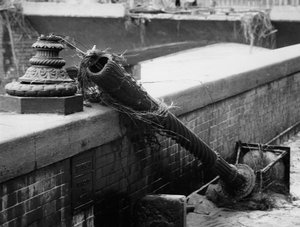Candeeiro de rua partido pela força das águas das cheias em Florença, novembro de 1966 (fotografia a preto e branco) de Vincenzo Balocchi