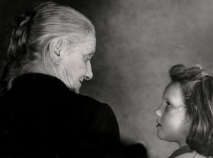 O olhar da avó (fotografia a preto e branco)