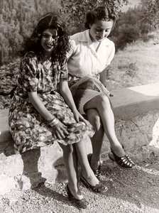 Duas raparigas sentadas num muro, Itália, c.1940 (fotografia a preto e branco) de Vincenzo Balocchi