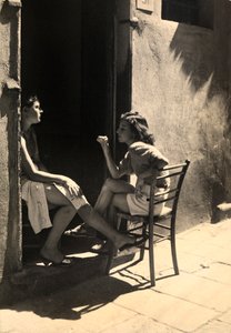 Duas raparigas sentadas à porta de uma casa. Postal enviado pelo fotógrafo a Vincenzo Balocchi de Vincenzo Balocchi