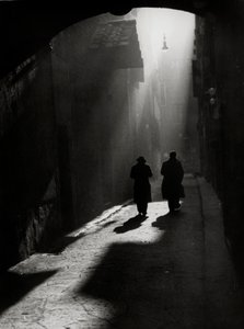 Dois homens caminham numa pequena rua típica de Florença de Vincenzo Balocchi