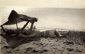Duas mulheres deitadas à beira-mar, à sombra de uma toalha. Postal enviado pelo fotógrafo a Vincenzo Balocchi de Vincenzo Balocchi