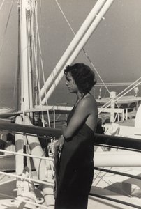 Mulher a bordo do navio de cruzeiro "Oceania", do álbum "At the Edge of Oceania 28th July to 10th August 1935