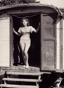 Mulher jovem numa carruagem de circo, c.1960 (fotografia a preto e branco) de Vincenzo Balocchi