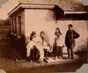 As crianças ouvem um homem tocando violino, c.1859-61 de Viscountess Hawarden