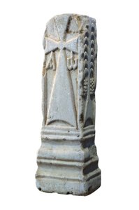 Pedra altar representando os símbolos cristãos de crisma, alfa e ômega, século VII (pedra)